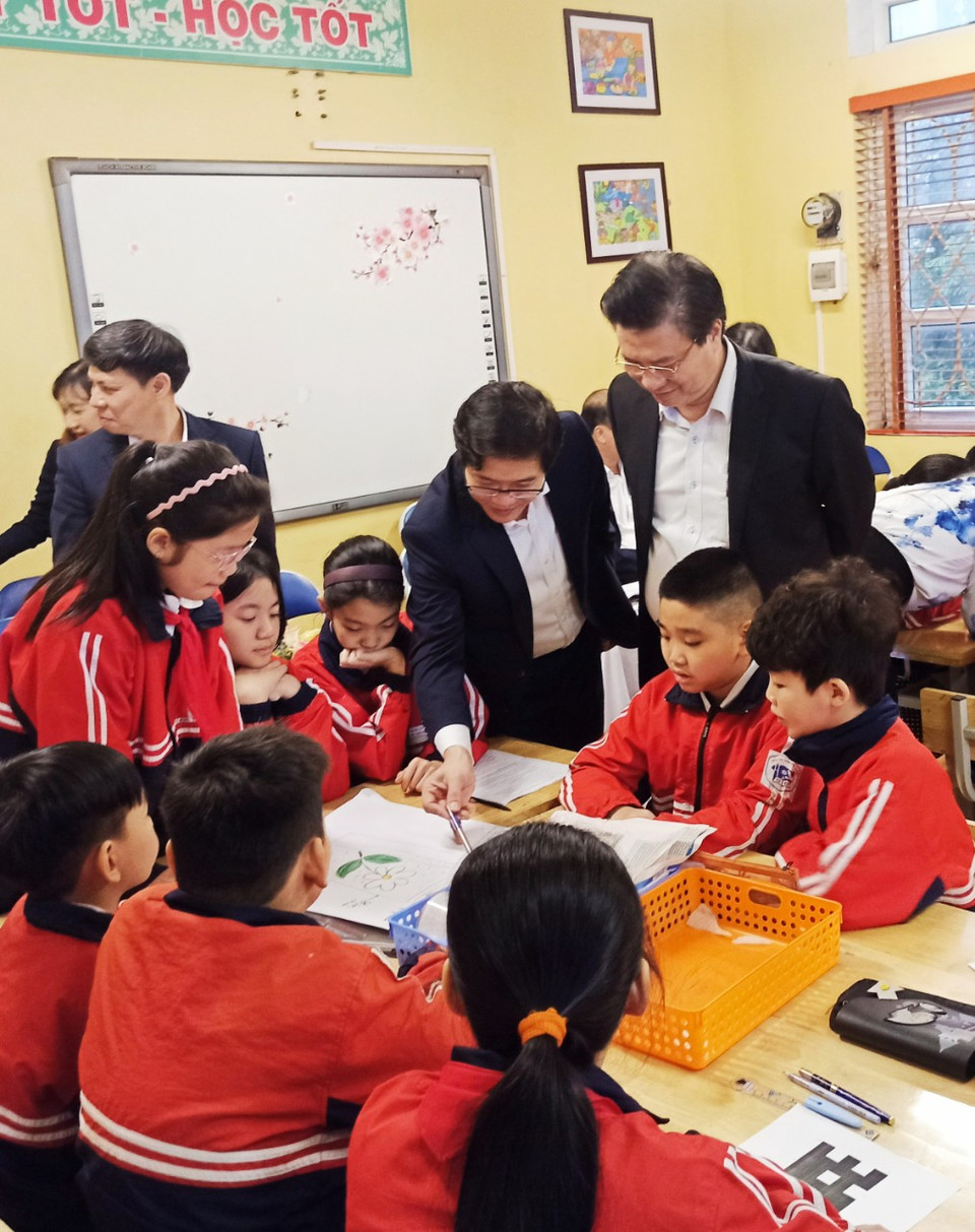 Cũng theo Thứ trưởng Nguyễn Hữu Độ, từ năm học 2023-2024, giáo dục STEM sẽ là hoạt động bắt buộc trong tất cả các trường tiểu học ở Hà Nội và đây là một trong những cách thức để triển khai hiệu quả chương trình giáo dục phổ thông mới với mục tiêu hình thành và phát triển phẩm chất, kỹ năng cho học sinh. (Ảnh: PM/Vietnam+)