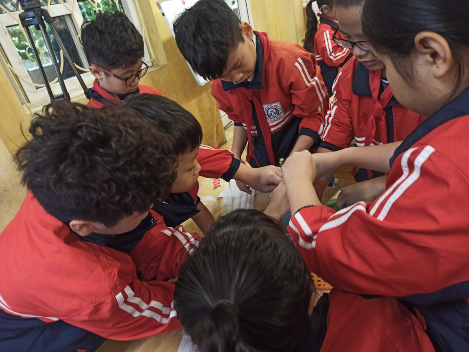 Cả nhóm cùng phối hợp để cho ra sản phẩm. (Ảnh: PM/Vietnam+)