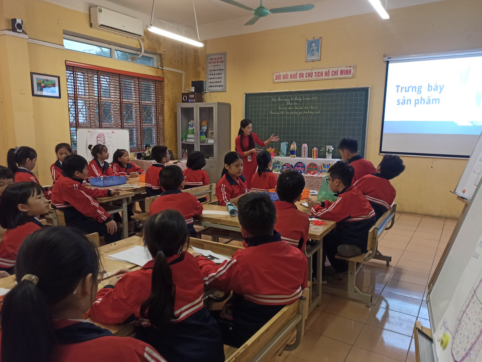 Các bình nước giữ nhiệt sặc sỡ sắc màu và đa dạng kiểu dáng được trưng bày trước lớp. (Ảnh: PM/Vietnam+)