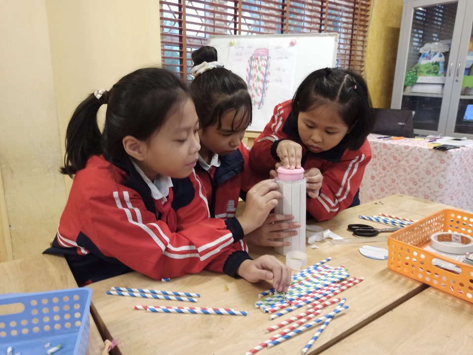 Tỷ mẩn trong từng công đoạn. (Ảnh: PM/Vietnam+)