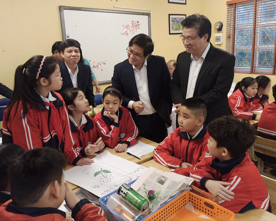 Dự giờ dạy của cô Lan Phương, Thứ trưởng Bộ Giáo dục và Đào tạo Nguyễn Hữu Độ và Vụ trưởng Vụ Giáo dục Tiểu học chăm chú theo dõi các hoạt động của học sinh. Theo Thứ trưởng Độ, sự hào hứng của học sinh chính là minh chứng cho thấy đưa STEM vào trường học là hướng đi đúng. (Ảnh: PM/Vietnam+)