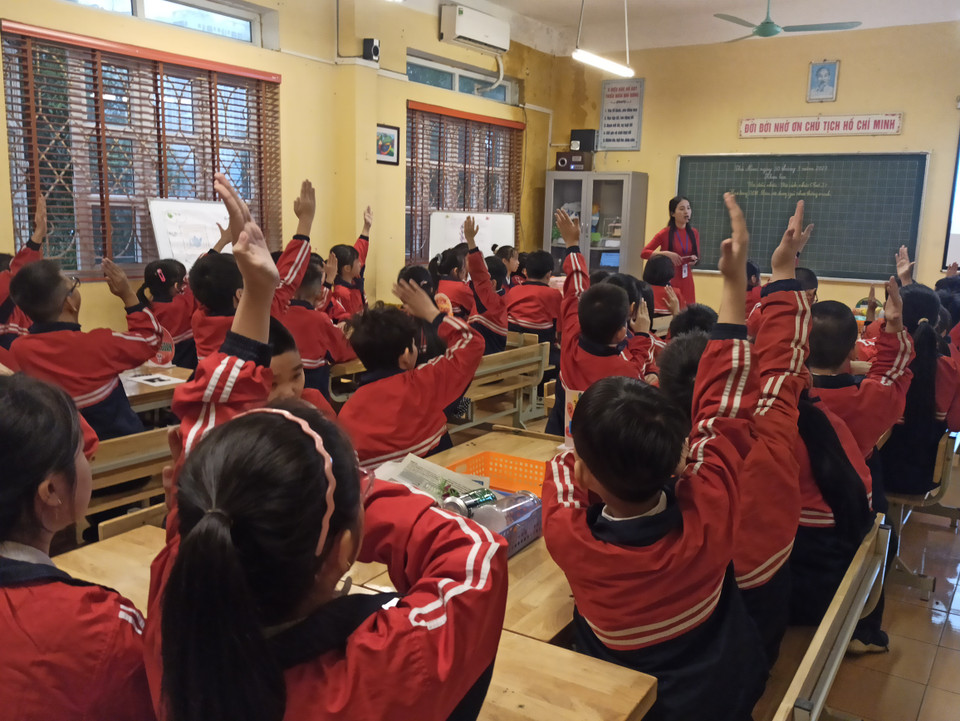 Chủ đề hôm nay cô giao cho học trò là chế tạo bình giữ nhiệt từ nguyên liệu đơn giản quanh em. Không khí lớp học lập tức trở nên sôi động. (Ảnh: PM/Vietnam+)