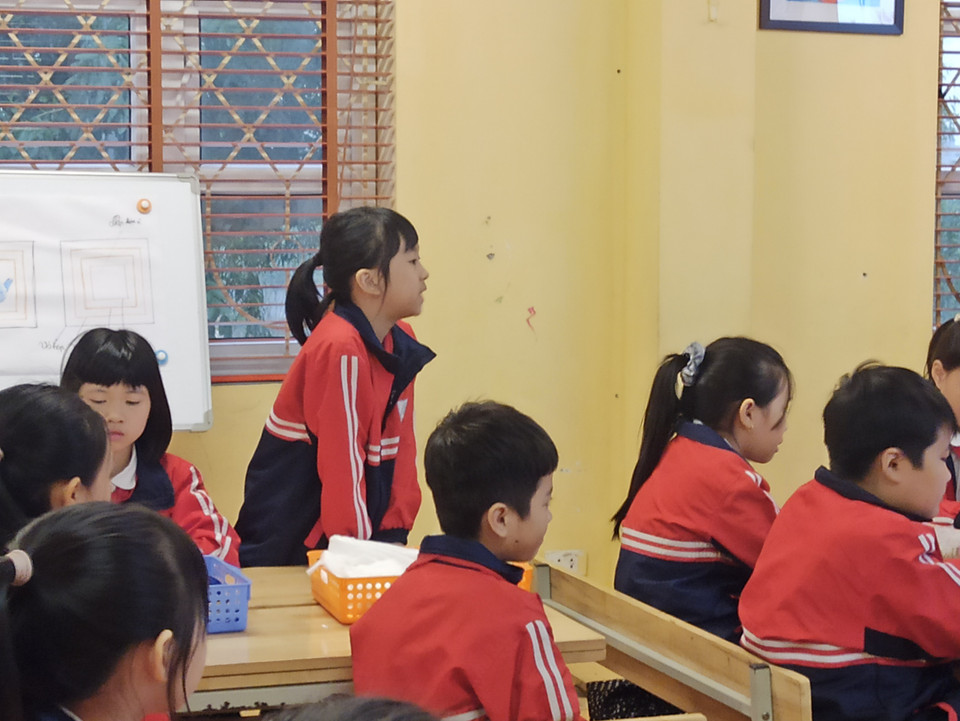 …và trả lời các câu hỏi từ các bạn trong lớp.