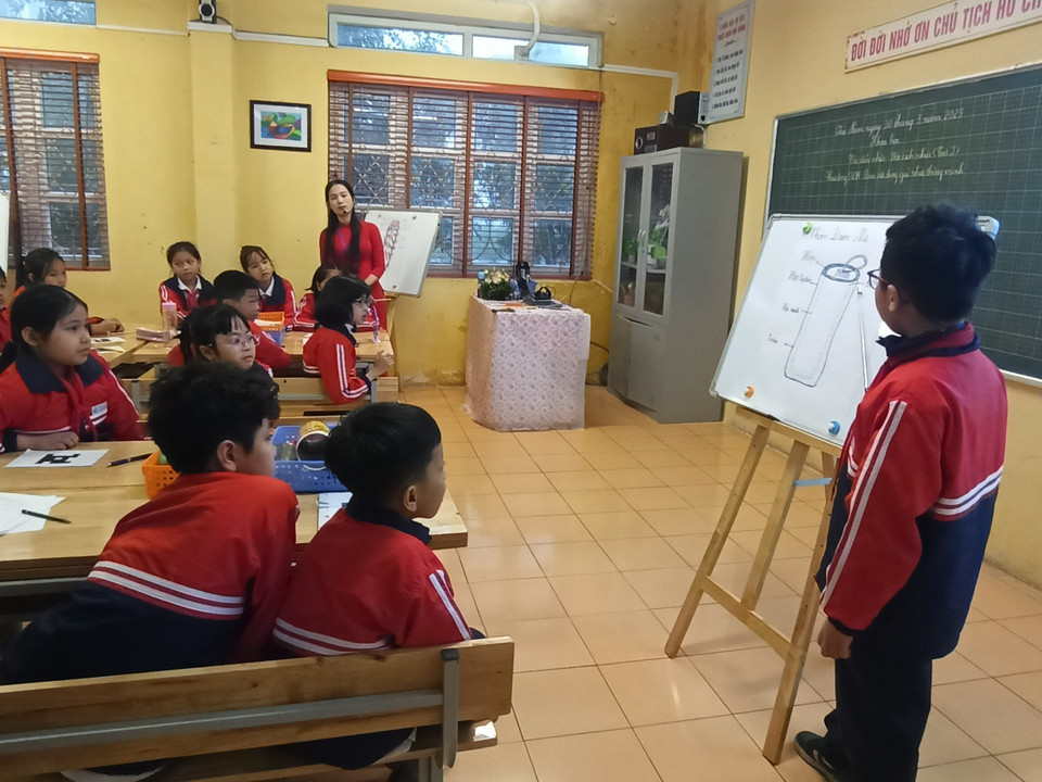 Một học sinh đại diện nhóm lên thuyết trình ý tưởng trước cô giáo và cả lớp. (Ảnh: PM/Vietnam+)