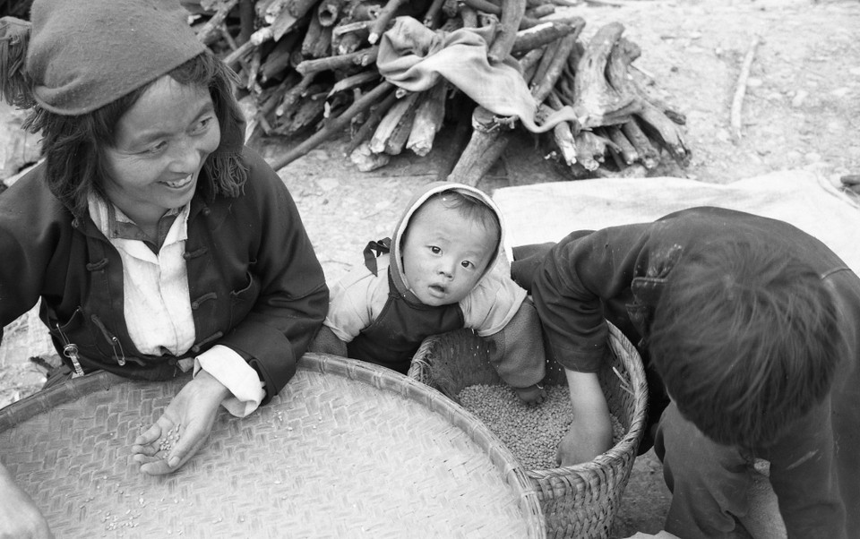 … và cuộc sống, con người nơi cao nguyên đá Đồng Văn. (Ảnh: NSND Nguyễn Hữu Tuấn)