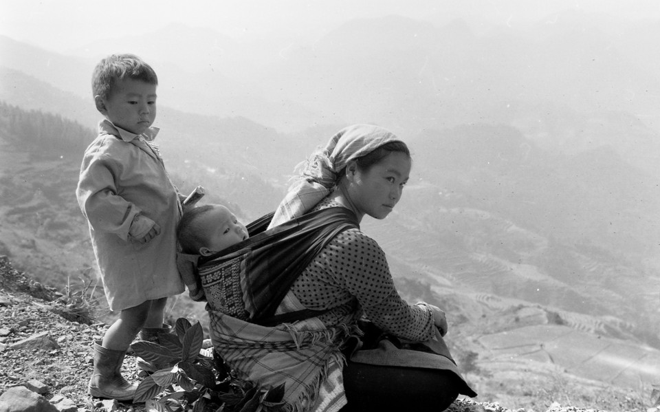 Dù ở đâu, trong tình huống nào (giữa giờ lao động mệt nhọc hay những phút nghỉ ngơi, thư giãn), họ vẫn mang những vẻ đẹp thuần khiết. (Ảnh: NSND Nguyễn Hữu Tuấn)