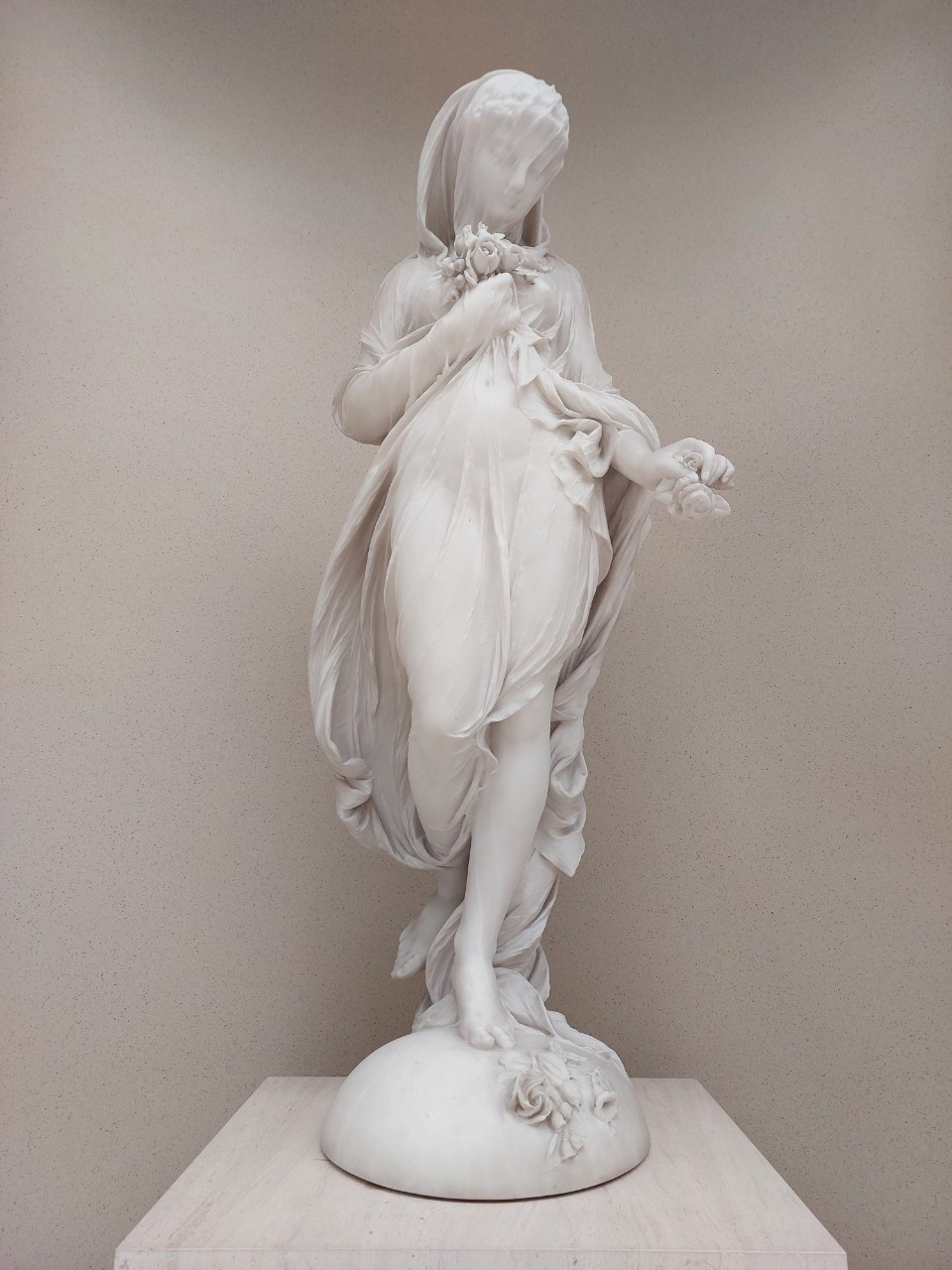 Flora, bức tượng cẩm thạch của Leopoldo Ansiglioni sinh động đến từng đường nét trên khuôn mặt và nếp áo nhân vật. (Ảnh: Minh Thu/Vietnam+)