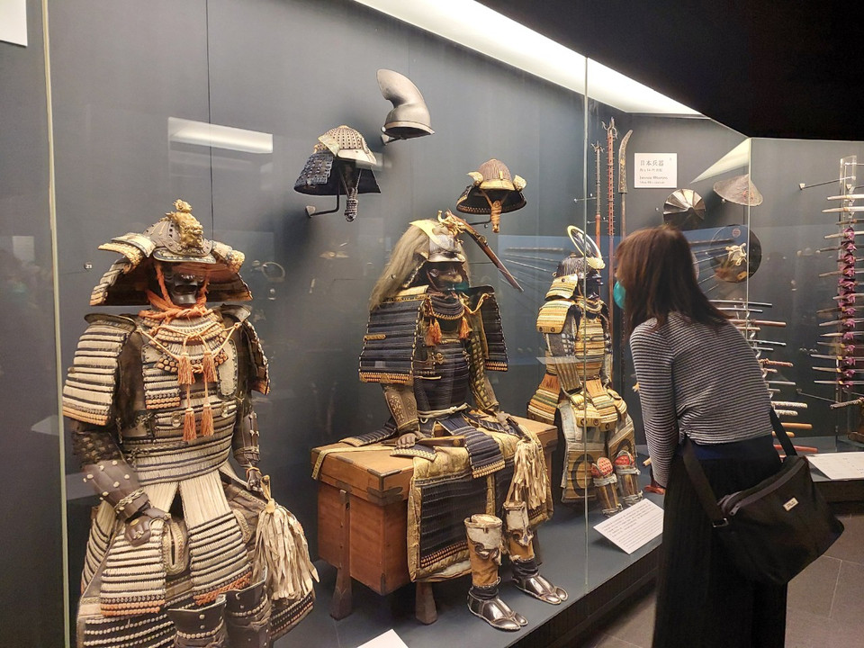 Cũng tại tầng 1, du khách đến với khu trưng bày các loại vũ khí, áo giáp. (Ảnh: Minh Thu/Vietnam+)