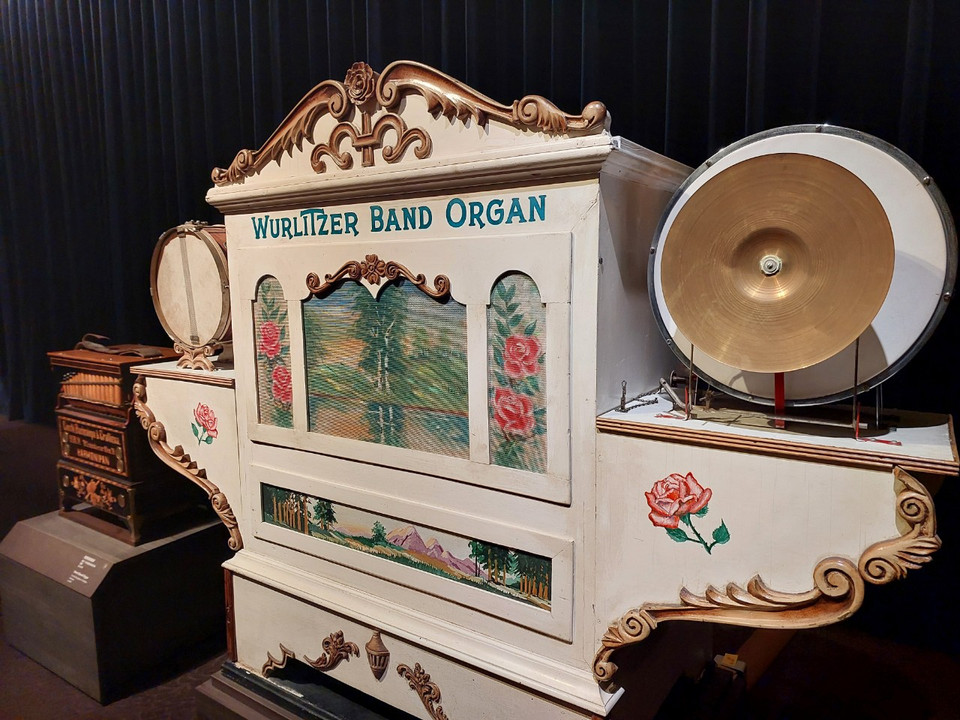 Một máy chơi nhạc độc đáo bao gồm đủ biên chế dàn nhạc. (Ảnh: Minh Thu/Vietnam+)