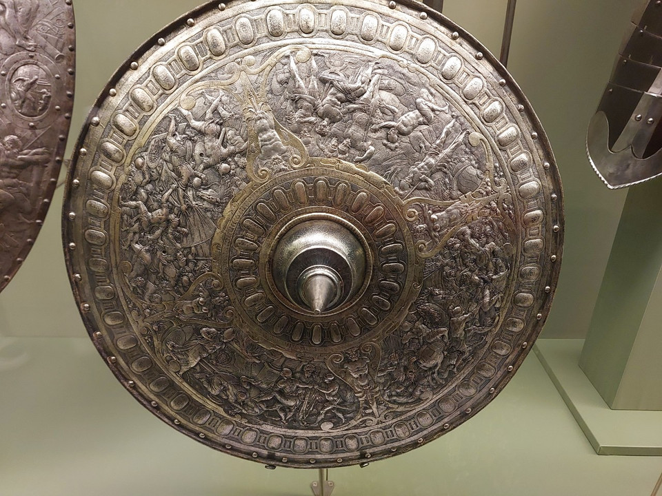 Một tấm khiên từ thế kỷ 16 có hoa văn tinh xảo. (Ảnh: Minh Thu/Vietnam+)
