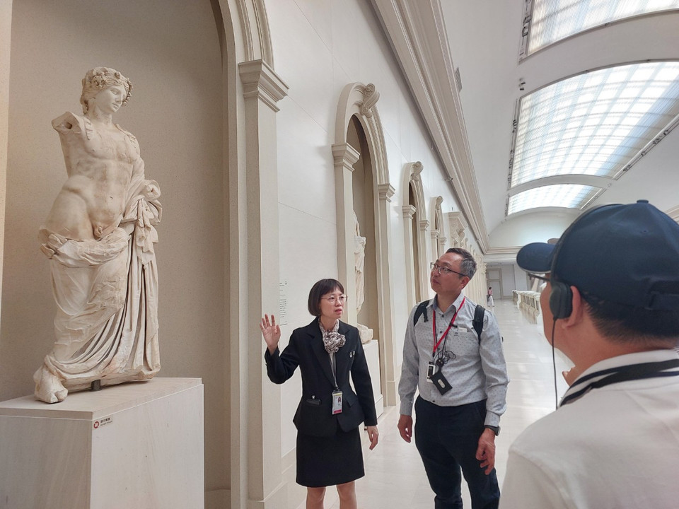 Hành lang tầng 1 và tầng 2 là nơi trưng bày các pho tượng cẩm thạch trắng xuất xứ từ châu Âu. (Ảnh: Minh Thu/Vietnam+)