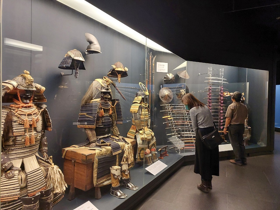 Thông qua hiện vật, khách tham quan cũng được biết thêm về các vị tướng lĩnh nổi tiếng của mỗi nền văn minh trên thế giới. (Ảnh: Minh Thu/Vietnam+)