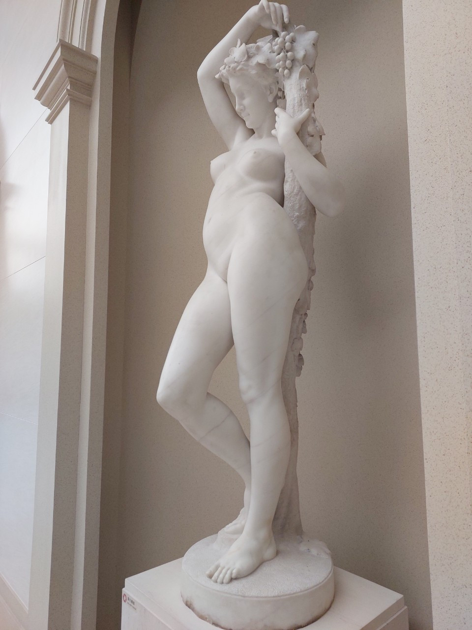 Người sáng lập từng nói: "Văn vật đẹp không thể chỉ một mình ngắm nhìn, cần phải chia sẻ cho càng nhiều người ngắm nhìn; Văn vật sưu tầm không thể chỉ là phẩm vị mà mình thích, quan trọng hơn là phong cách mà mọi người đều thích." (Ảnh: Minh Thu/Vietnam+)