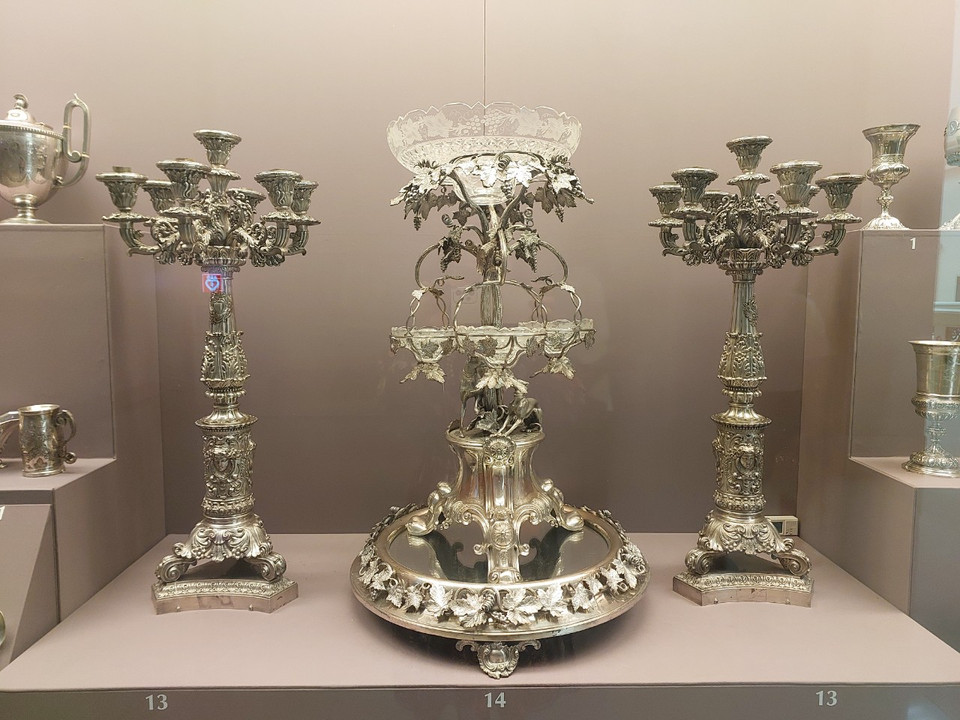 Bộ đèn được chạm trổ tinh xảo bằng bạc. (Ảnh: Minh Thu/Vietnam+)