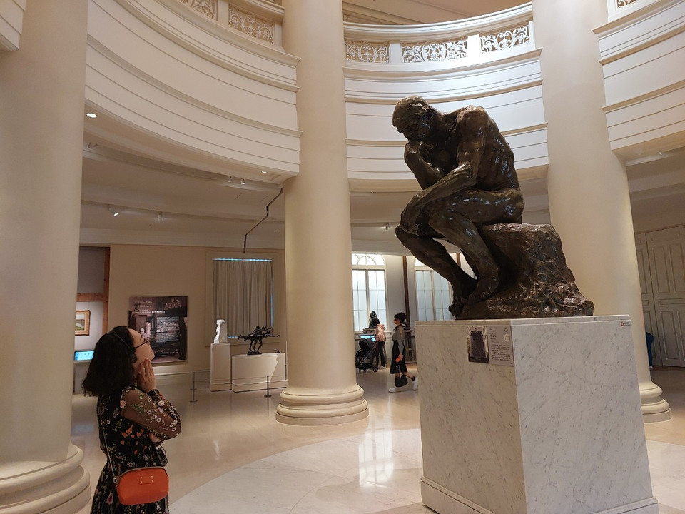 Bảo tàng lưu giữ một phiên bản của tác phẩm điêu khắc nổi tiếng "Người suy tưởng" (The Thinker) của Auguste Rodin. (Ảnh: Minh Thu/Vietnam+)
