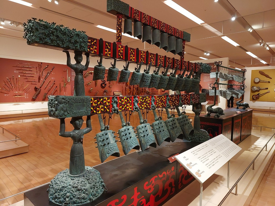 Bộ sưu tập nhạc cụ mô phỏng từ nguyên mẫu dàn nhạc thời Chiến quốc. (Ảnh: Minh Thu/Vietnam+)