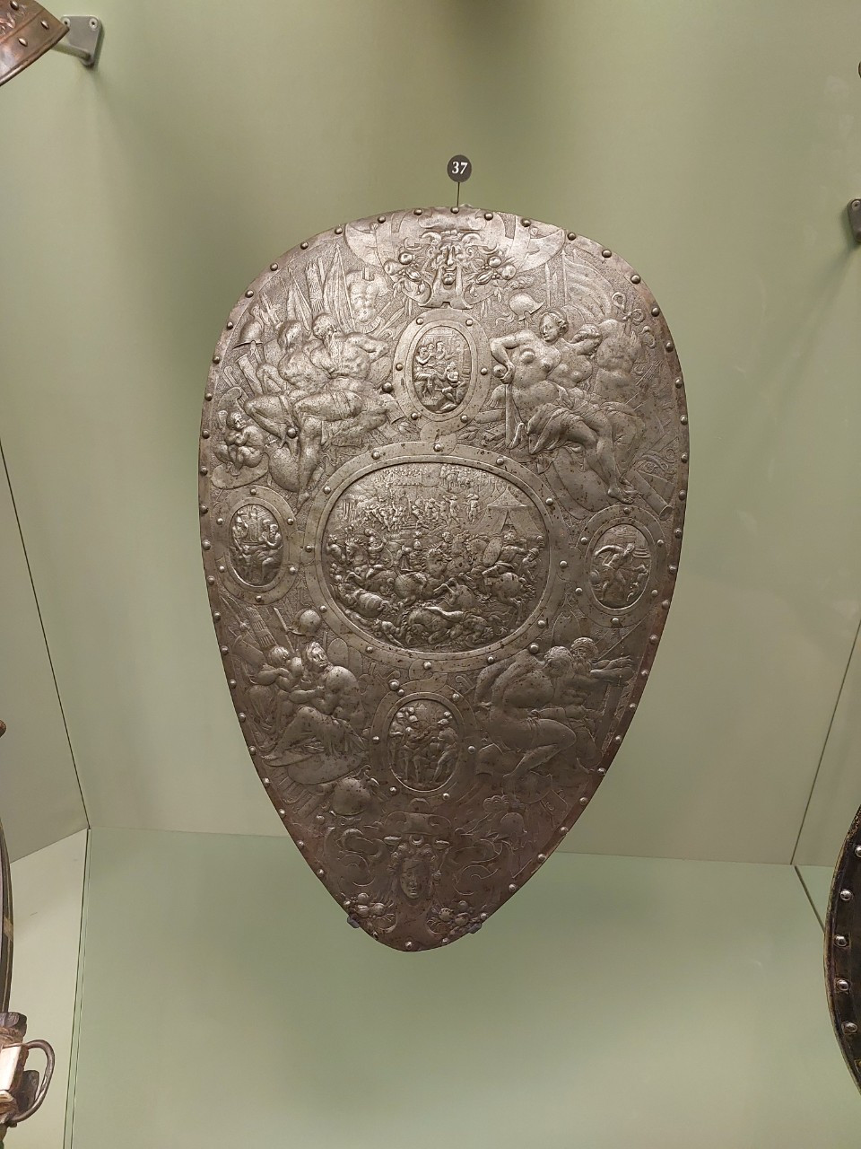 Chủ nhân của bảo tàng bày tỏ mong ước rằng vũ khí là thứ chỉ nên nằm trong phòng trưng bày mãi mãi. (Ảnh: Minh Thu/Vietnam+)