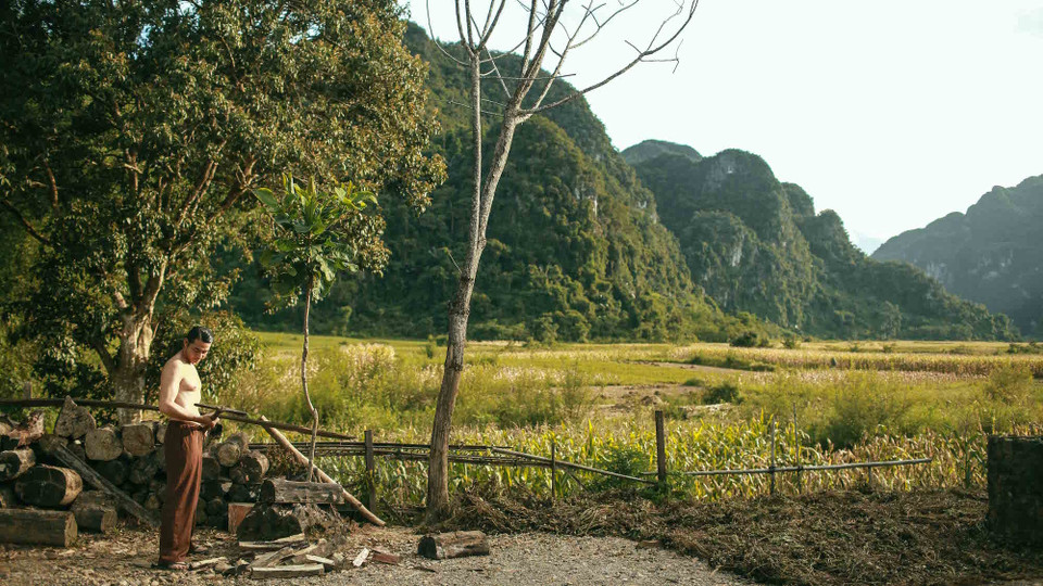 Từ một cậu ấm hiền lành, Hùng bị ám hại và mất tất cả. Trong ngày trở về, Hùng khát khao giành lại tất cả những gì vốn từng thuộc về mình. Tham vọng và sự thù hận khiến Hùng tìm đến ma thuật - bùa ngải, để chống lại cái chết và bắt những kẻ hãm hại mình phải trả giá. Thế nhưng, 'bùa ngải càng huyễn hoặc, cái giá phải trả càng khủng khiếp.' (Ảnh: CJ)