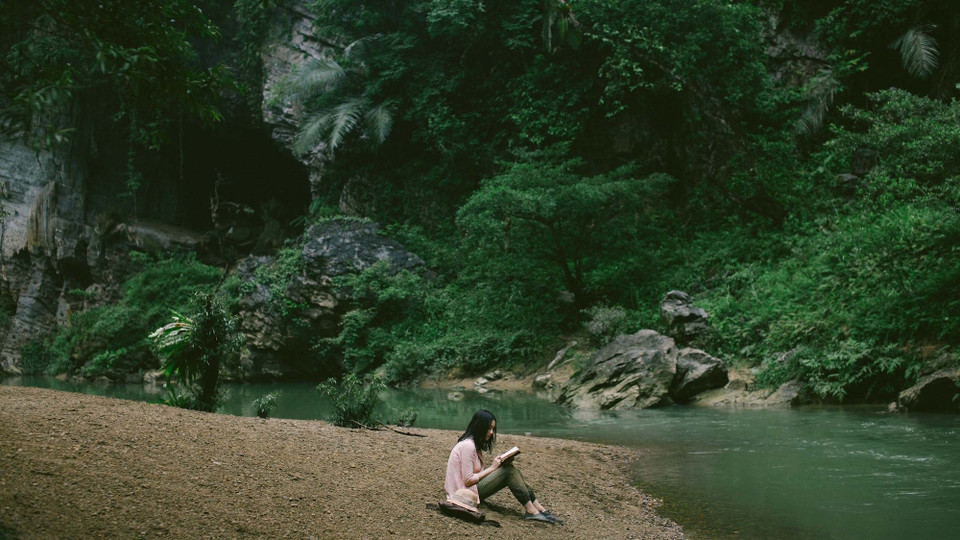 Câu chuyện phim trải dài từ thời Pháp thuộc cho đến hiện đại. Đó là hành trình đi tìm lời giải đáp cho hàng loạt giấc mơ kỳ lạ của An (Đinh Ngọc Diệp thủ vai). (Ảnh: CJ)