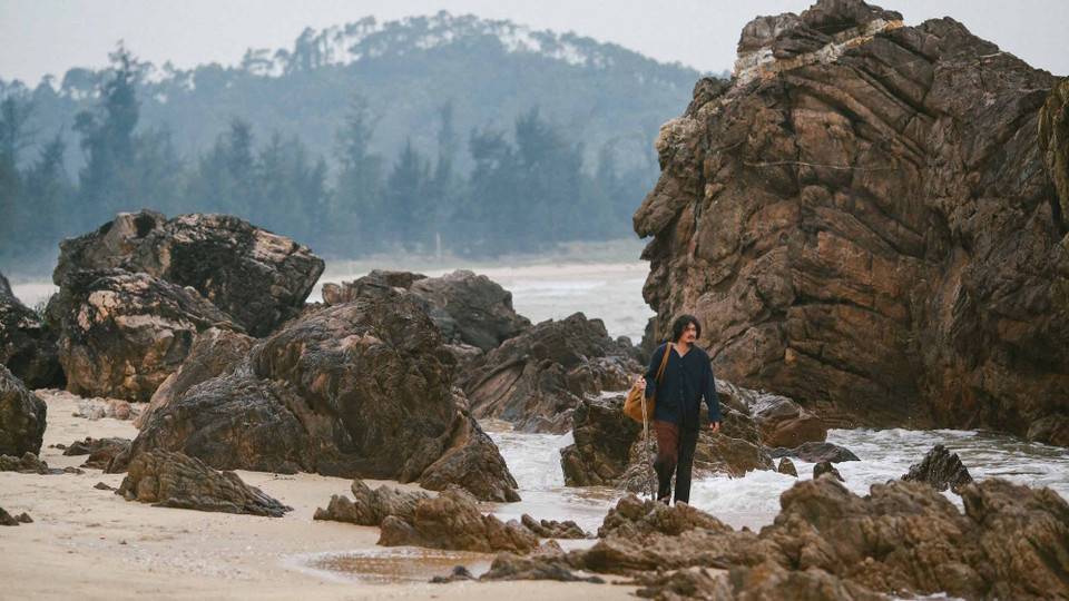 Từ đây, câu chuyện về cuộc đời Hùng với những thăng trầm, tham vọng, tội ác và sự hận thù… dần được mở ra. (Ảnh: CJ)