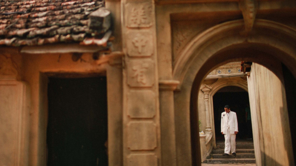 Những căn biệt thự cổ tại Tiền Giang, Đồng Nai… là nơi chứng kiến thời kỳ sống vương giả của 'người bất tử' Hùng. Dự kiến, phim sẽ ra mắt khán giả vào ngày 12/10. (Ảnh: CJ)