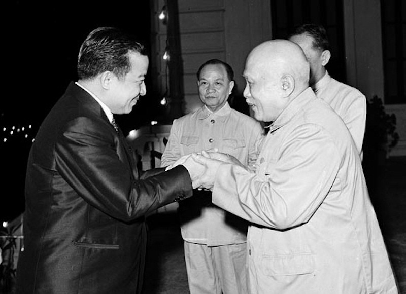 Chủ tịch nước Tôn Đức Thắng đón Quốc trưởng Campuchia Samdech Norodom Sihanouk sang thăm chính thức Việt Nam (26/5/1970). (Ảnh: Tư liệu TTXVN) 