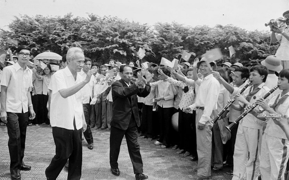  Nhân dân Thủ đô Hà Nội nồng nhiệt đón chào Đoàn đại biểu Mặt trận Đoàn kết dân tộc cứu nước Campuchia, do Chủ tịch Heng Samrin làm Trưởng đoàn sang thăm Việt Nam, ngày 22/8/1979. (Ảnh: Tư liệu TTXVN)