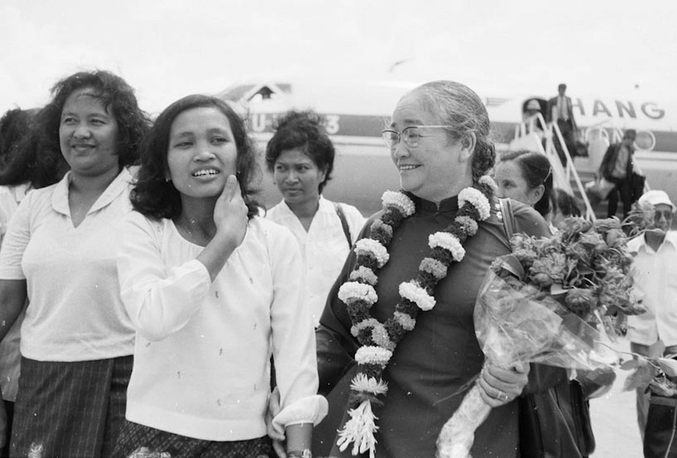 Đồng chí Nguyễn Thị Định, Uỷ viên Trung ương Đảng, Chủ tịch Hội Liên hiệp Phụ nữ Việt Nam sang dự Hội nghị Thi đua '5 tốt' toàn quốc lần thứ nhất của Hội Phụ nữ Campuchia (28/2/1985). (Ảnh: Tư liệu TTXVN)