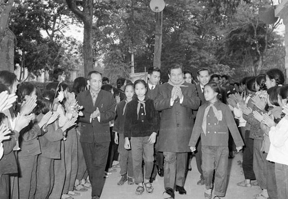 Quốc trưởng Campuchia Samdech Norodom Sihanouk thăm Câu lạc bộ Thiếu niên Hà Nội trong chuyến thăm chính thức Việt Nam (26/1-9/2/1971). (Ảnh: Tư liệu TTXVN)