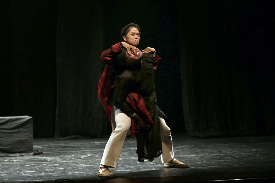 Để công chúng dễ tiếp cận hơn với vở kịch kinh điển này, lời thoại cũng có sự cách tân theo hướng hiện đại, 'thêm nếm' vào những câu chữ mà giới trẻ thường dùng trên mạng xã hội hiện nay. (Ảnh: NHTT)