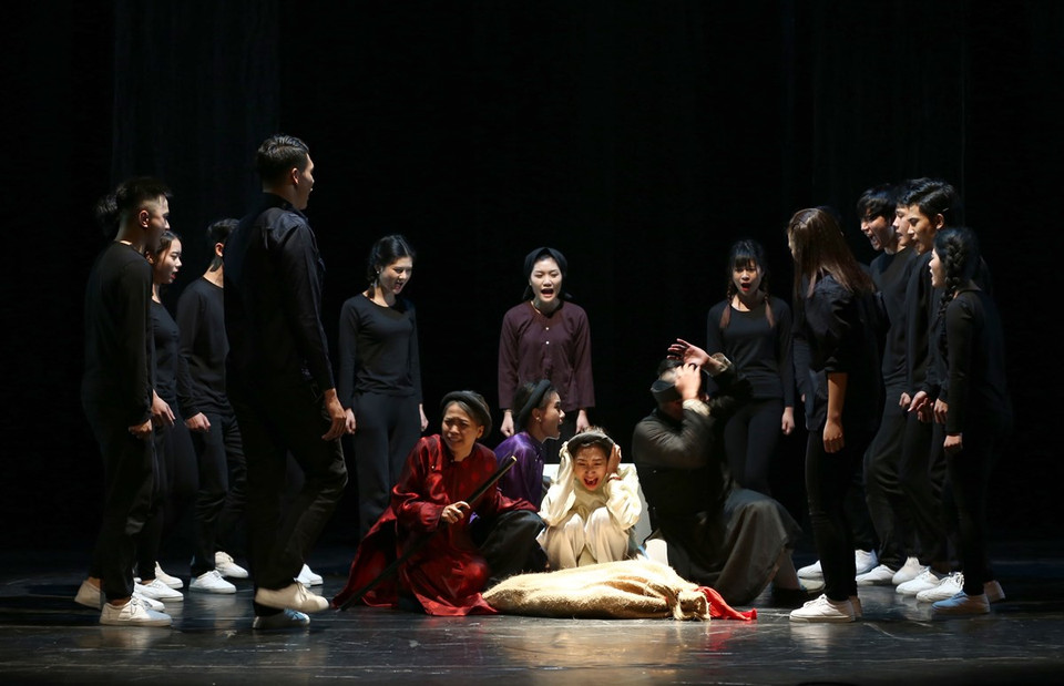 Đặc biệt, dàn diễn viên không hề có 'ngôi sao.' Toàn bộ diễn viên của “Quẫn” đều là sinh viên trường Đại học Sân khấu-Điện ảnh Hà Nội. Điều này giúp mang lại cảm giác tươi mới nhưng cũng là một thách thức không nhỏ đối với sự thành công của vở kịch. (Ảnh: NHTT)