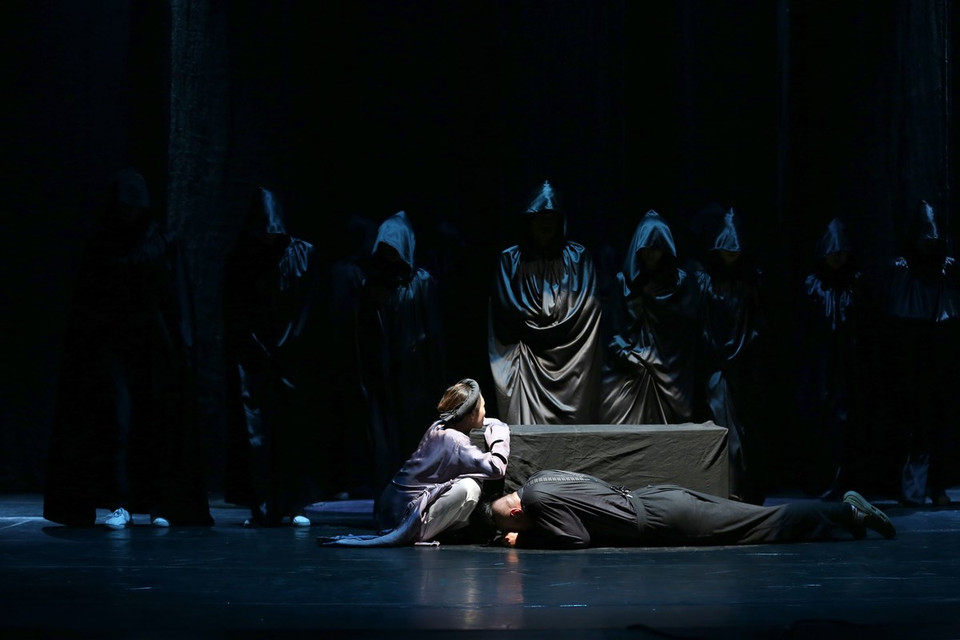 Vở diễn sẽ chính thức ra mắt công chúng Thủ đô vào tối 18/2 tại Nhà hát Tuổi Trẻ (số 11 Ngô Thì Nhậm, Hà Nội). Trước đó, 'Quẫn' từng tham gia Liên hoan Sân khấu Thủ đô 2016, mang lại cho nghệ sỹ ưu tú Trần Lực giải Đạo diễn xuất sắc.' (Ảnh: NHTT)