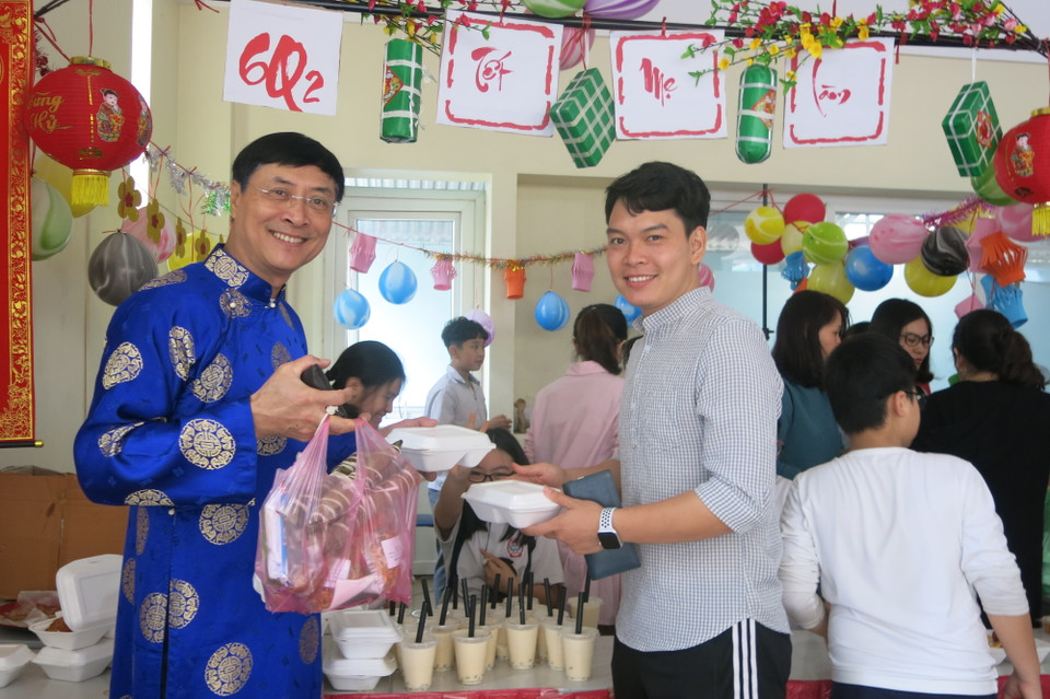 Và không quên mua ủng hộ học trò. (Ảnh: PV/Vietnam+)