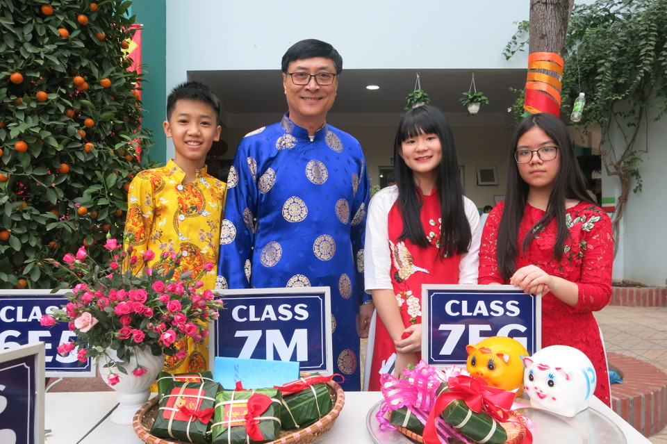 Chuyển từ môi trường công lập sang tư thục, thầy Bình chia sẻ, lúc đầu ông có nhiều bỡ ngỡ, nhưng niềm say mê với nghề giáo, tình yêu thương với học trò đã giúp ông có thể cân bằng và tiếp tục với sự nghiệp trồng người. (Ảnh: PV/Vietnam+)