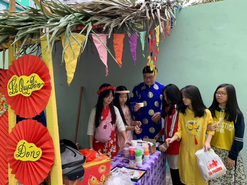 Trong chương trình có phần hội chợ, nơi học sinh sẽ tổ chức các gian hàng để tập kinh doanh. Thầy Bình vui vẻ đi thăm từng gian hàng... (Ảnh: PV/Vietnam+)