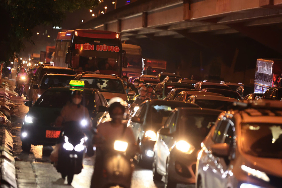 Trên đường Nguyễn Xiển ùn tắc từ Nghiêm Xuân Yêm lối ra Linh Đàm, ghi nhận khoảng 22 giờ 15 phút. (Ảnh: Hoài Nam/Vietnam+)