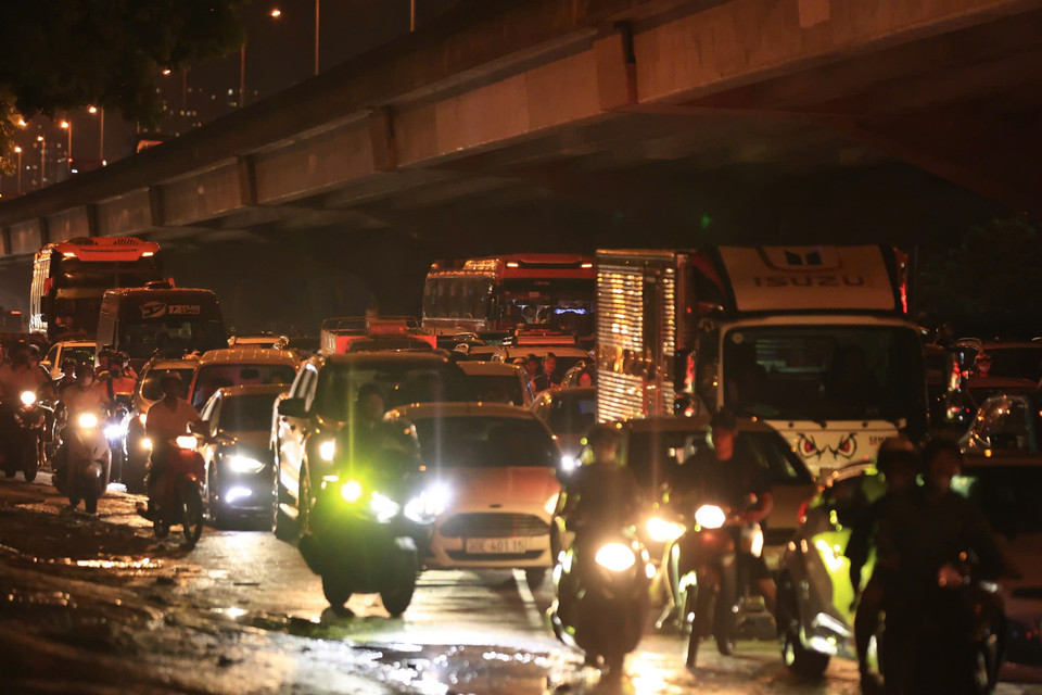 Đường Nghiêm Xuân Yêm đoạn lối ra hồ Linh Đàm lúc 22 giờ 30. (Ảnh: Hoài Nam/Vietnam+)