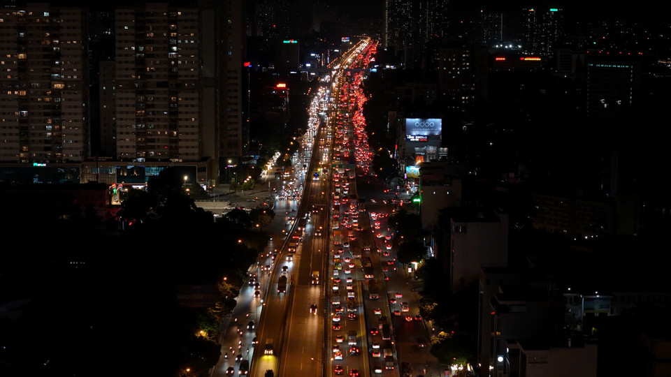 Theo ghi nhận của phóng viên Báo Điện tử VietnamPlus từ 21 giờ 30 đến 22 giờ 30, Vành đai 3 có hiện tượng ùn tắc kéo dài. (Ảnh: Hoài Nam/Vietnam+)