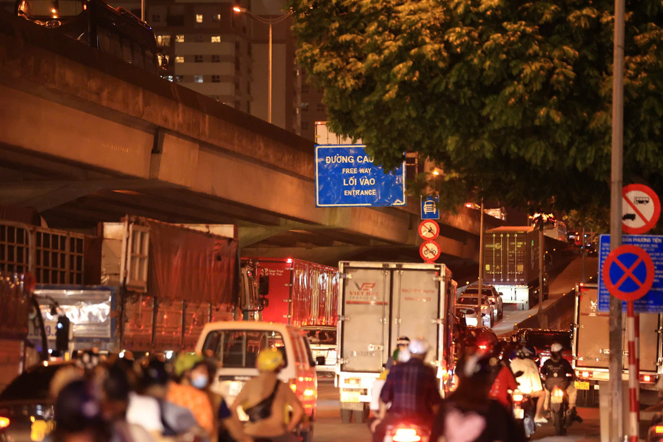 Lối lên kẹt cứng do lưu lượng giao thông vào vành đai và trên vành đai lớn. (Ảnh: Hoài Nam/Vietnam+)