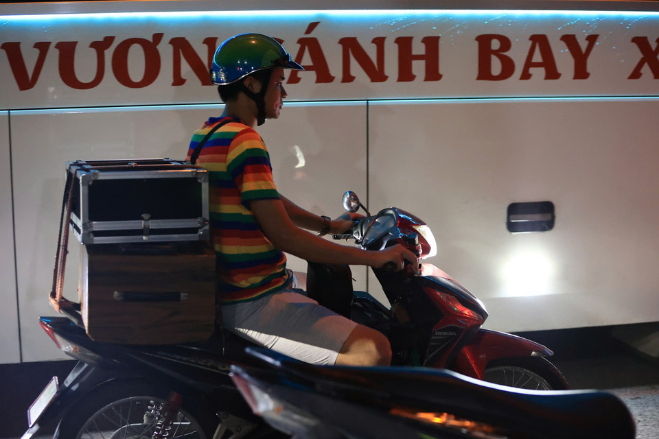 Người dân lỉnh kỉnh mang đồ rời thành phố. (Ảnh: Hoài Nam/Vietnam+)