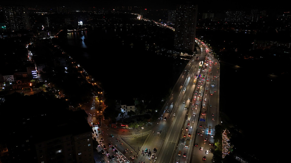 Vành đai 3 trên cao hướng từ hồ Linh Đàm ra Pháp Vân-Cầu Giẽ, các phương tiện di chuyển chậm. (Ảnh: Hoài Nam/Vietnam+)