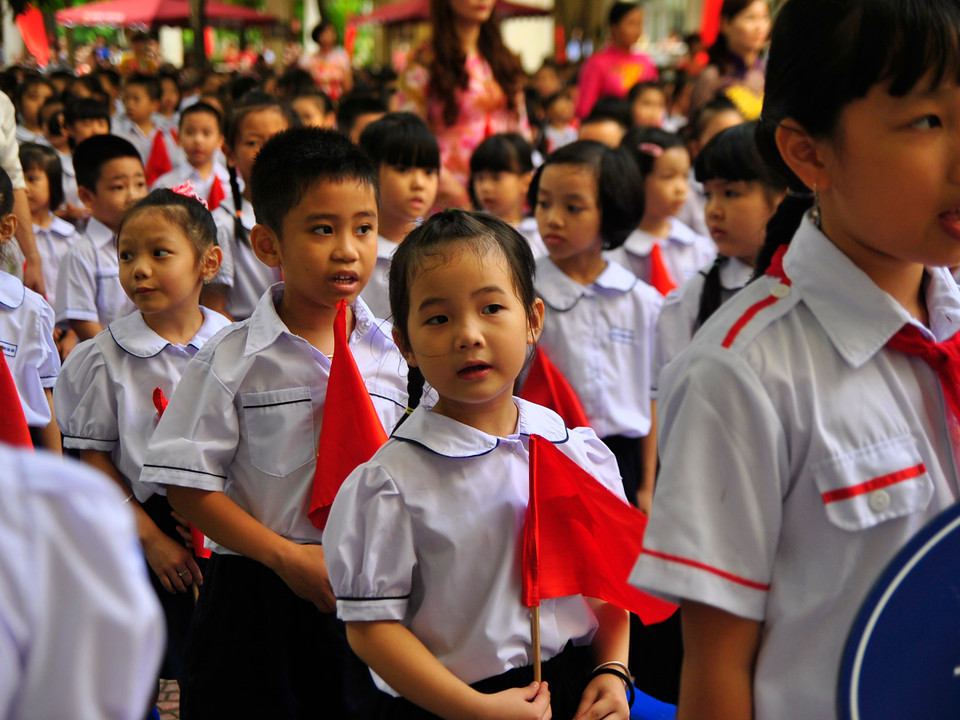 Học sinh lớp một háo hức với ngày khai giảng đầu tiên ở trường mới. (Ảnh: Võ Phương/Vietnam+)