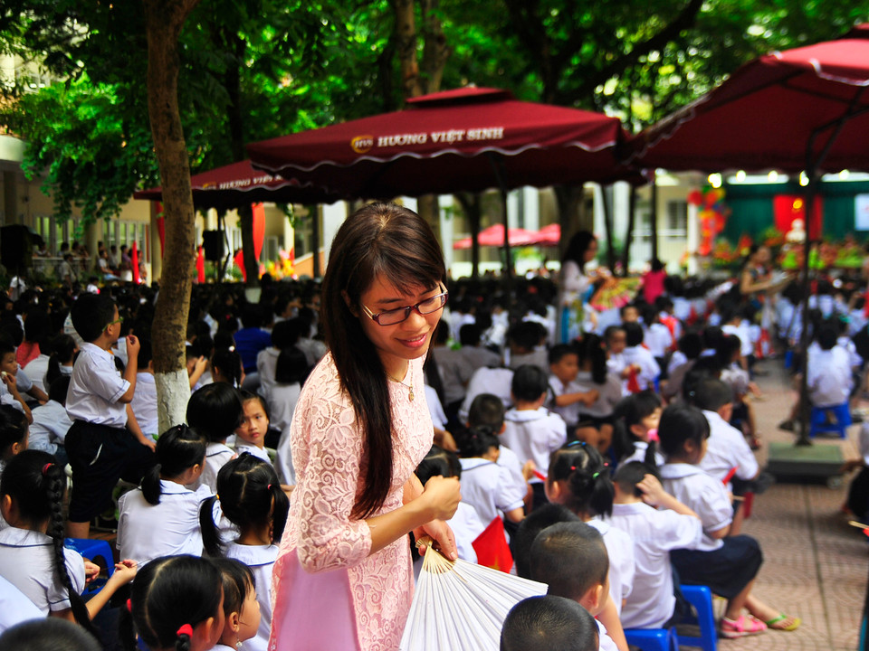 Trường mất điện nên các cô giáo phải luôn tay quạt cho học trò bớt nóng. (Ảnh: Võ Phương/Vietnam+)