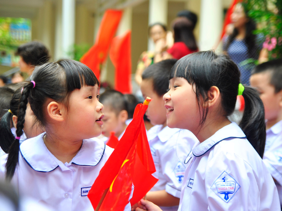 Đôi bạn nhỏ mải mê chuyện trò. (Ảnh: Võ Phương/Vietnam+)