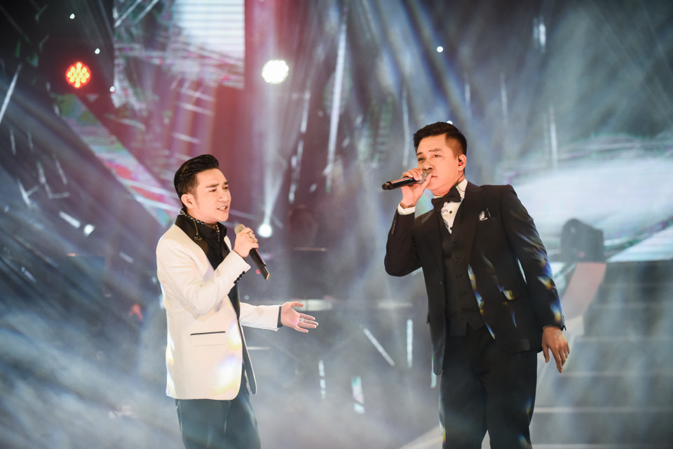 Tuấn Hưng song ca cùng Quang Hà những ca khúc ghi dấu ấn trong sự nghiệp âm nhạc của cả hai ca sỹ như 'Ngỡ,' 'Độc thoại'… (Ảnh:Vietnam+)