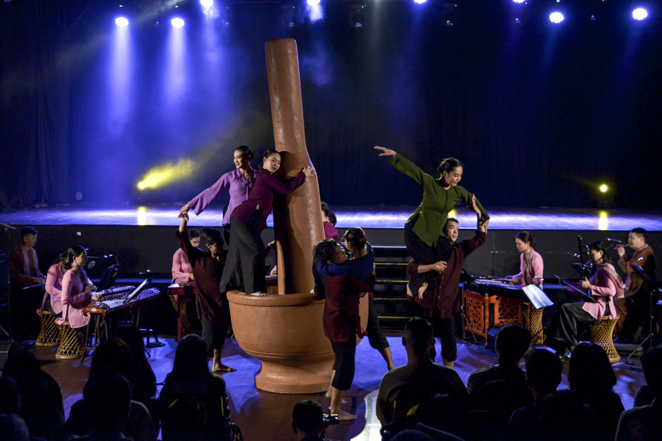 Vở múa có sự kết hợp giữa âm nhạc dân tộc và nghệ thuật múa đương đại. (Ảnh: Ngọc Hiền/Vietnam+)