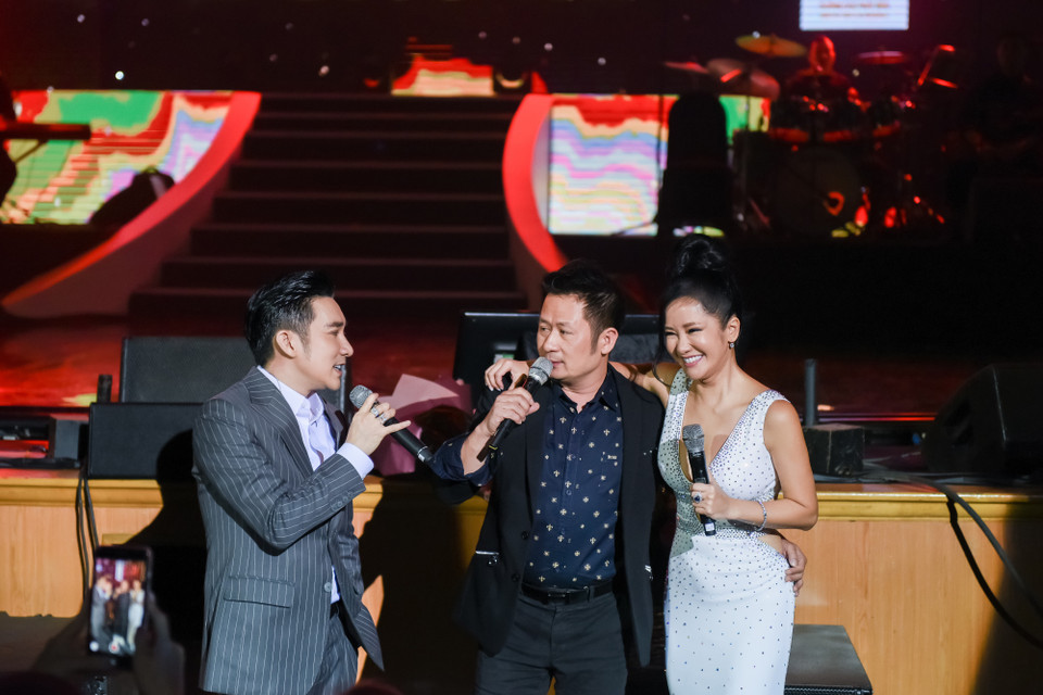 Bằng Kiều, Quang Hà và Hồng Nhung ngẫu hứng thể hiện 'Lời của gió,' 'Và con tim đã vui trở lại'… (Ảnh: Vietnam+)