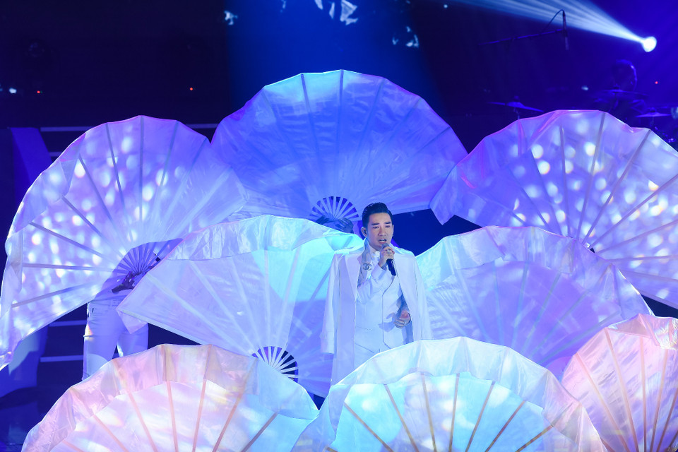 Nhiều chất liệu truyền thống được đưa lên sân khấu. (Ảnh:Vietnam+)