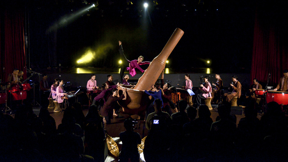 Các diễn viên trình diễn trong trang phục áo bà ba. Khung cảnh làng quê Việt được tái hiện với các chất liệu quen thuộc như chiếc chày, cái cối… (Ảnh: Ngọc Hiền/Vietnam+)