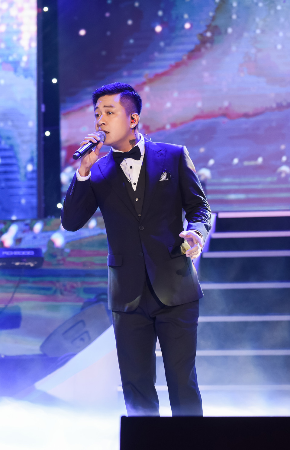 Sự xuất hiện của Tuấn Hưng trong liveshow 'Đứng lên' đưa tới nhiều bất ngờ cho khán giả. (Ảnh: Vietnam+)